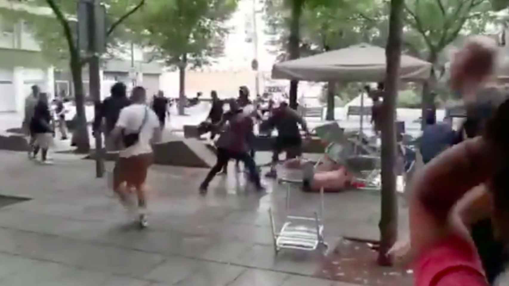 Imagen del vídeo de la agresión, con el agredido, sin camiseta, en el suelo