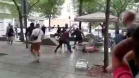 Imagen del vídeo de la agresión, con el agredido, sin camiseta, en el suelo