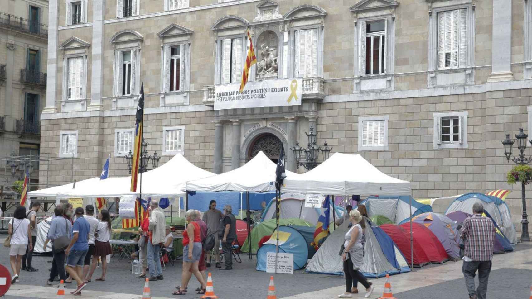 Imagen de la acampada en plena plaza Sant Jaume / JORDI ROMERO