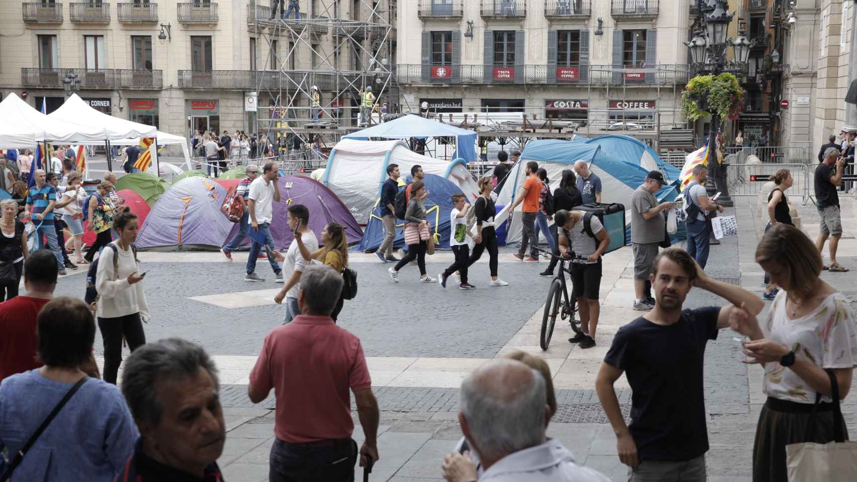 Este martes han vuelto las tiendas de campaña a la plaza Sant Jaume / JORDI ROMERO
