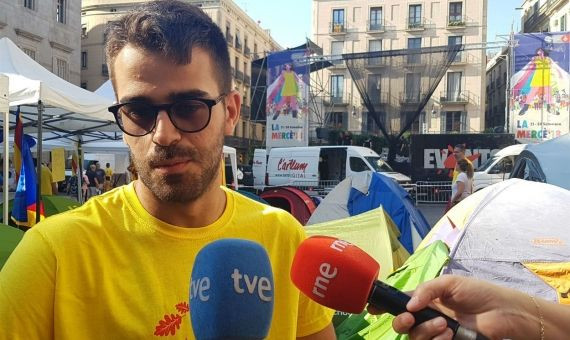 El portavoz de la acampada indepe en Sant Jaume, ante los medios / EP