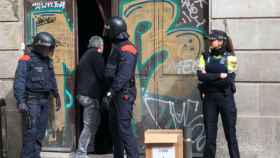 Un operativo de los Mossos contra la venta de droga en Barcelona