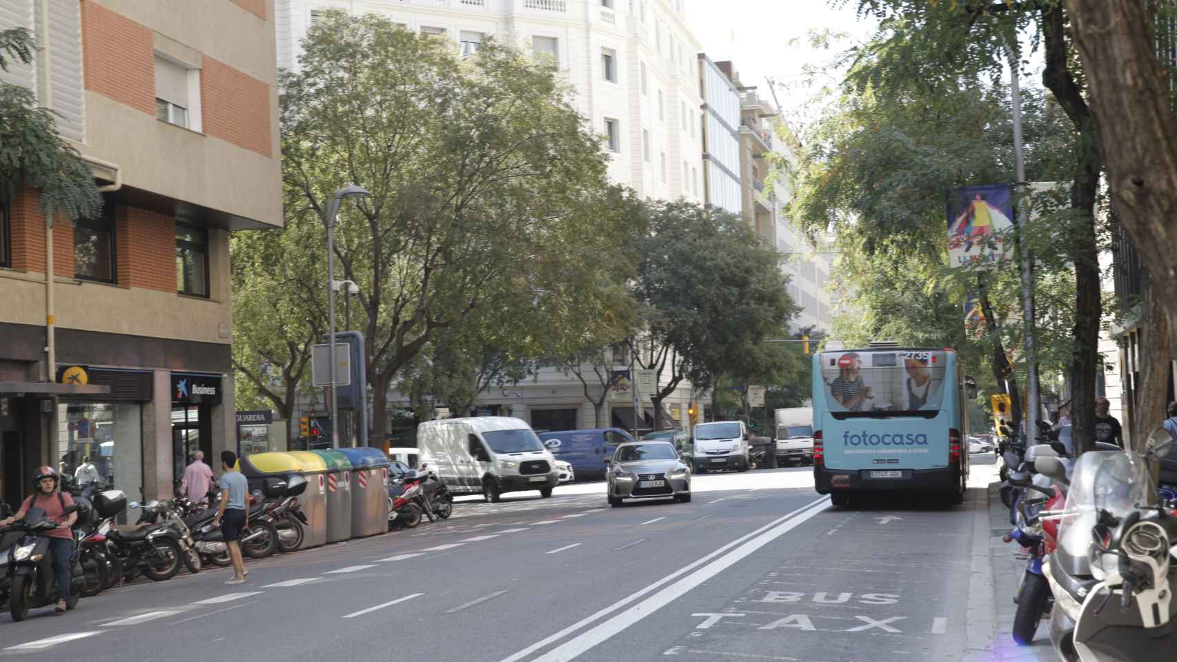 Empiezan las obras para añadir un nuevo carril bus en Aragó / JORDI ROMERO