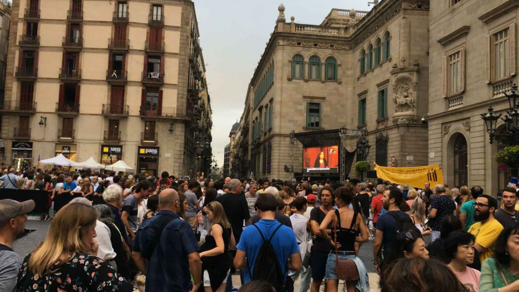 Media plaza Sant Jaume ha seguido algo indiferente en la pantalla de plasma el pregón de La Mercè 2018 / JORDI ROMERO