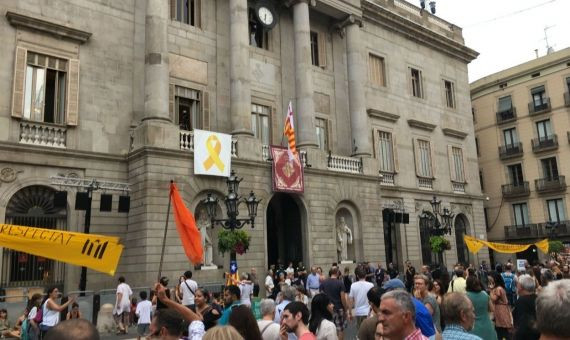 La fachada del Ayuntamiento durante el pregón en el interior / JORDI ROMERO