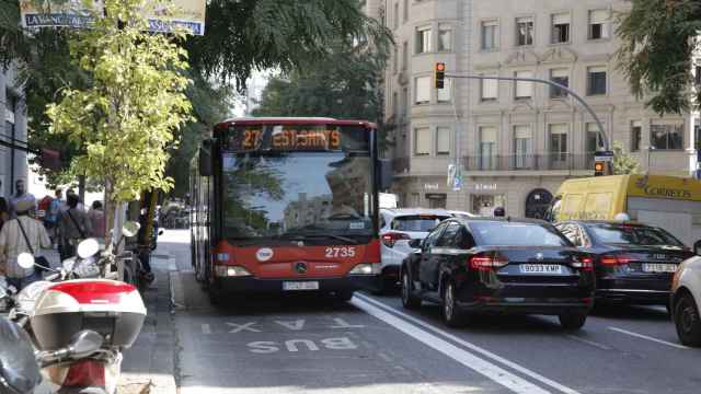 El carril bus y los turismos circulan en sentido opuesto en Travessera de Gràcia con Balmes / JORDI ROMERO