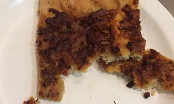 Un trozo de pizza quemada servida en la residencia de ancianos del Bon Pastor / TOÑI ALMENZAR