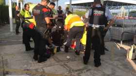Los Servicios de Emergencias Medicas atienden a la turista holandesa que sufrió un paro cardiaco / MOSSOS D'ESQUADRA