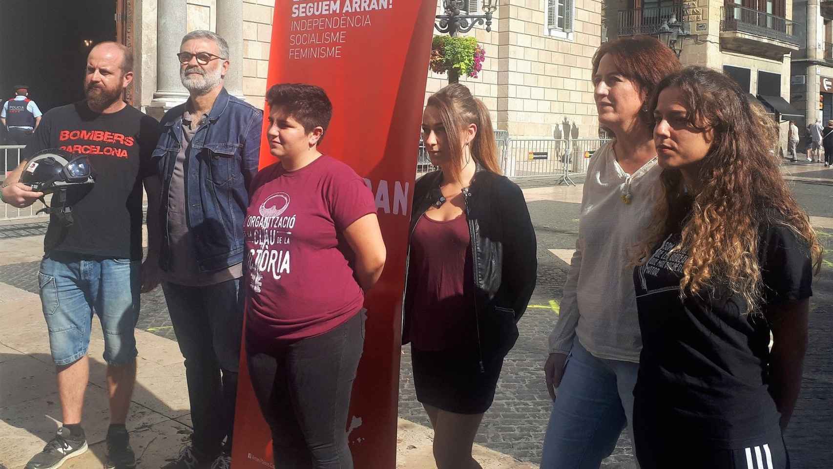 Representantes de Arran y de la CUP en Plaza Sant Jaume / EUROPA PRESS