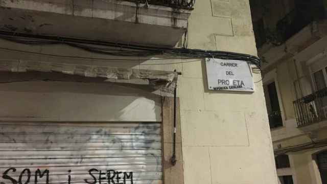 Placa de la calle del Profeta en Gràcia, modificada para que se lea calle 'pro ETA' / METRÓPOLI ABIERTA