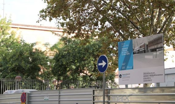 El entorno de la escuela de La Mar Bella vallada y con el cartel de la reforma / JORDI ROMERO