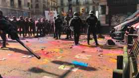 Choque entre 'indepes' y una manifestación policial en Via Laietana / LETICIA FUENTES