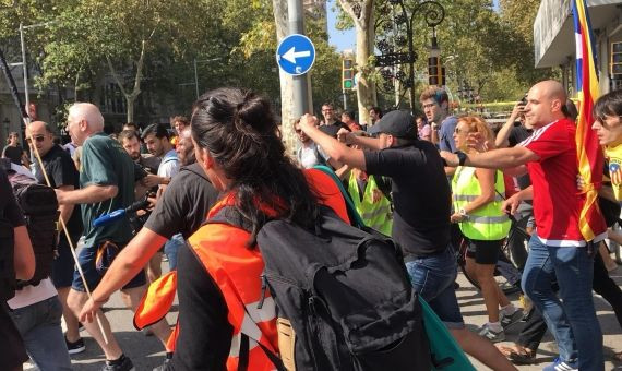 Grupos de manifestantes radicales en el centro de Barcelona / LETICIA FUENTES