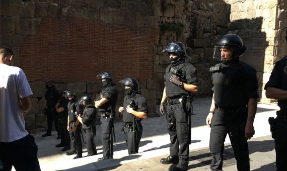 Agentes de los Mossos d'Esquadra cortan el acceso en una de las calles / LETICIA FUENTES