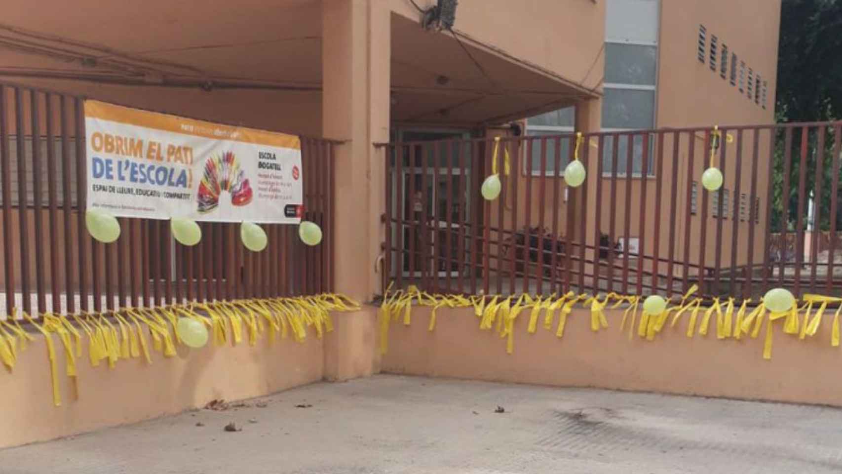 Lazos amarillos en las vallas de la Escola Bogatell / @AEBCatalunya