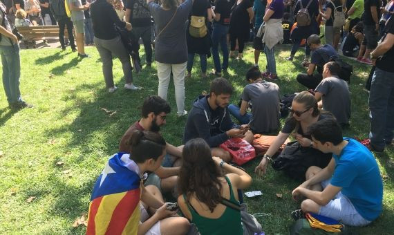 Manifestantes en los Jardinets de Gràcia / PM