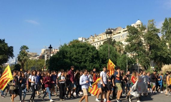Los universitarios, a su paso por la plaza Francesc Macià / MIKI 