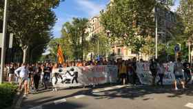 Universitarios marchando por la Diagonal rumbo a la plaza Universitat / MIKI