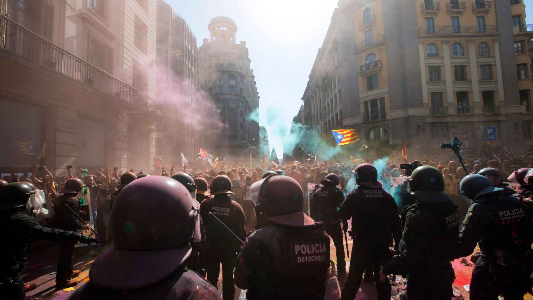 Cargas policiales en Via Laietana frente a la estación de metro Jaume I / EFE / MARTA PÉREZ