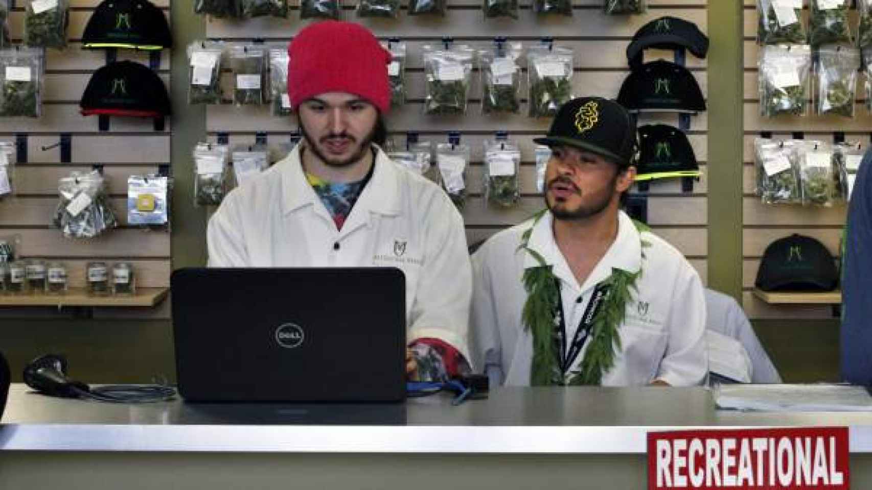 Dos empleados de una tienda de marihuana en Denver (Colorado, EE UU)