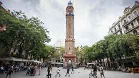 La impresionante torre-campanario preside la plaza / HUGO FERNÁNDEZ