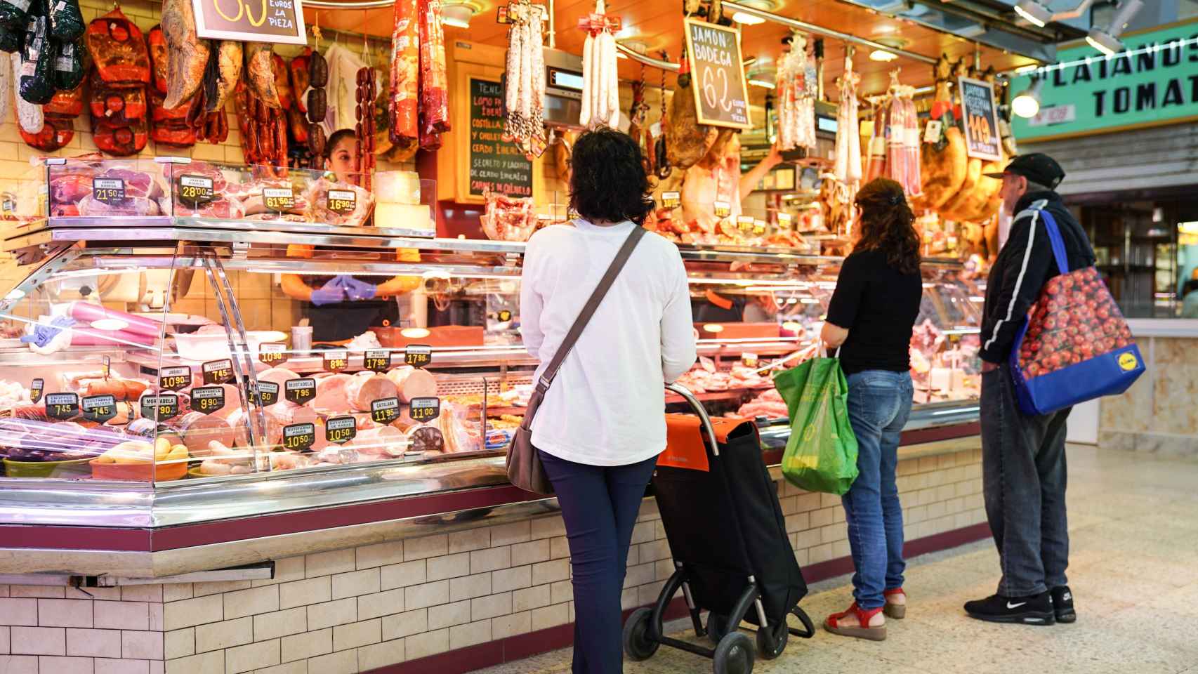 Un comercio de proximidad, en un mercado, en una imagen de archivo / AJUNTAMENT DE BARCELONA