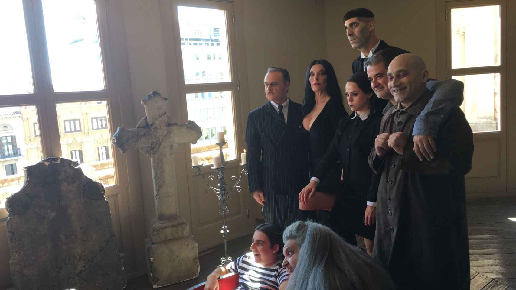 La familia Addams en su nueva mansión: el Teatro Coliseum de Barcelona | PAULA BALDRICH