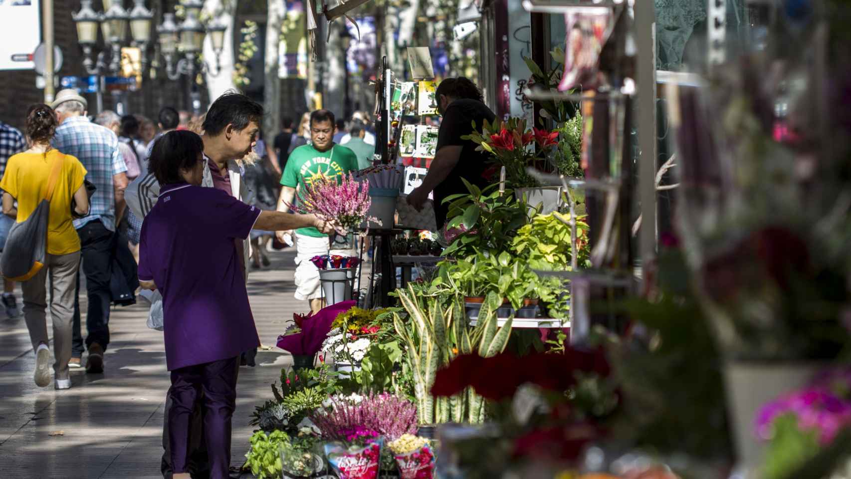 Una imagen de las floristerías de Las Ramblas | HUGO FERNÁNDEZ