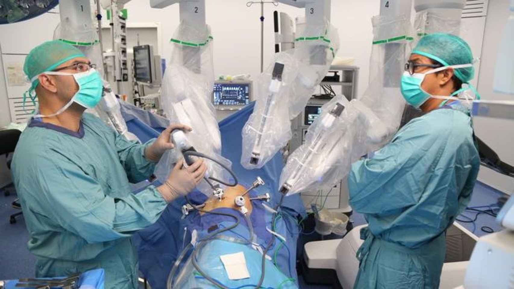 Los médicos del Vall d'Hebron utilizan el robot Da Vinci en una cirugía de cáncer de pulmón / VALL D'HEBRON