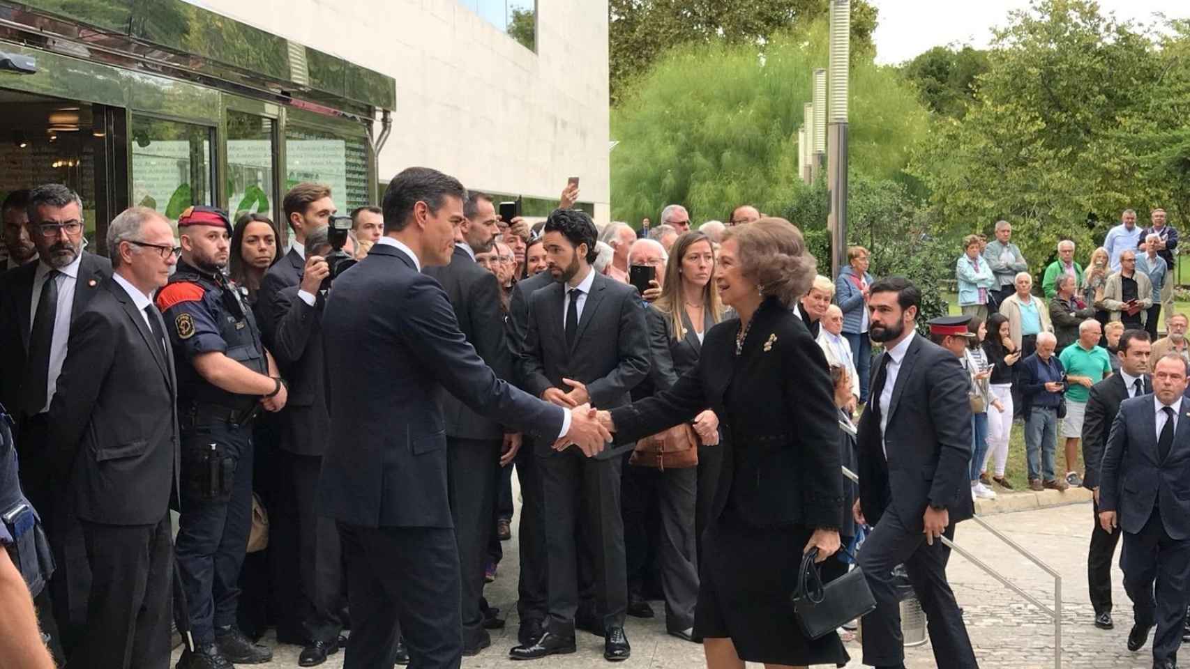 Pedro Sánchez recibe a la Reina Sofia en el tanatorio de Les Corts para asistir al entierro de Montserrat Caballé / EP