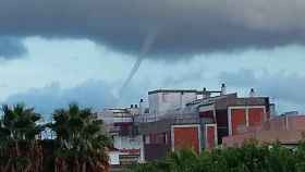 El tornado que ha llegado a la costa barcelonesa visto desde Badalona / @TorresVictor90