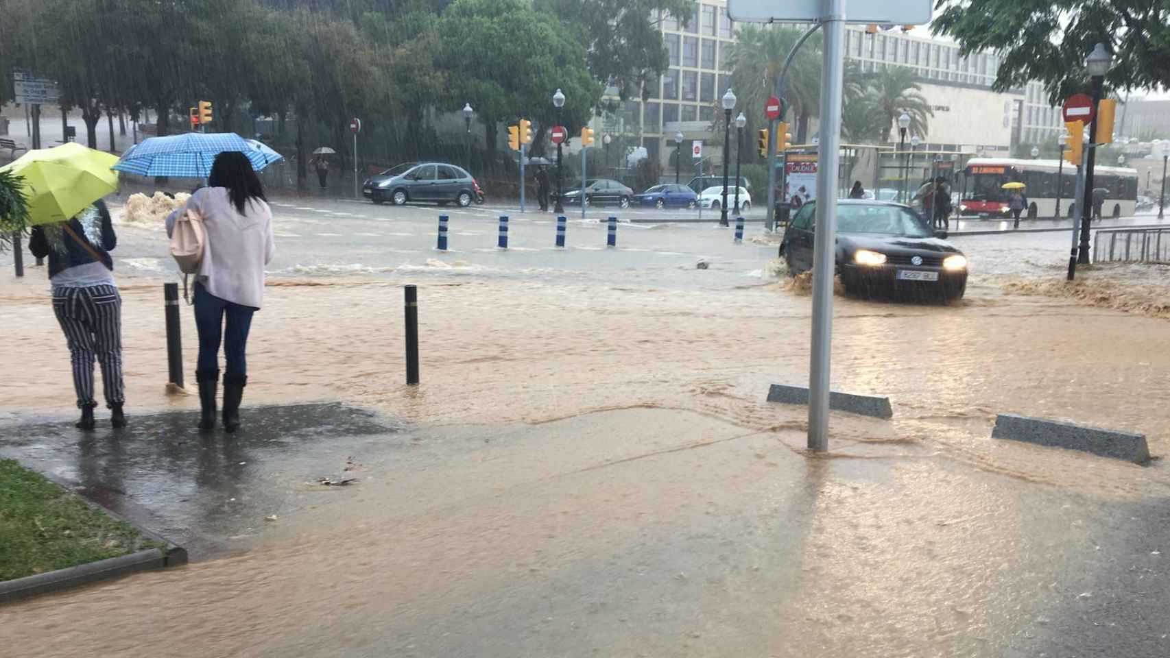 La lluvia ha inundado la Diagonal de Barcelona / LAURA GUERRERO