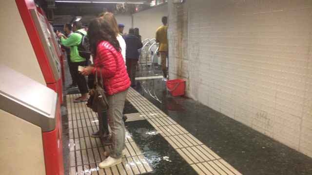 El servicio funcionaba en Plaza de España, aunque la estación se ha llenado de agua / AROA ORTEGA