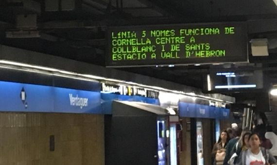 Los paneles del metro anuncian los cortes en las líneas