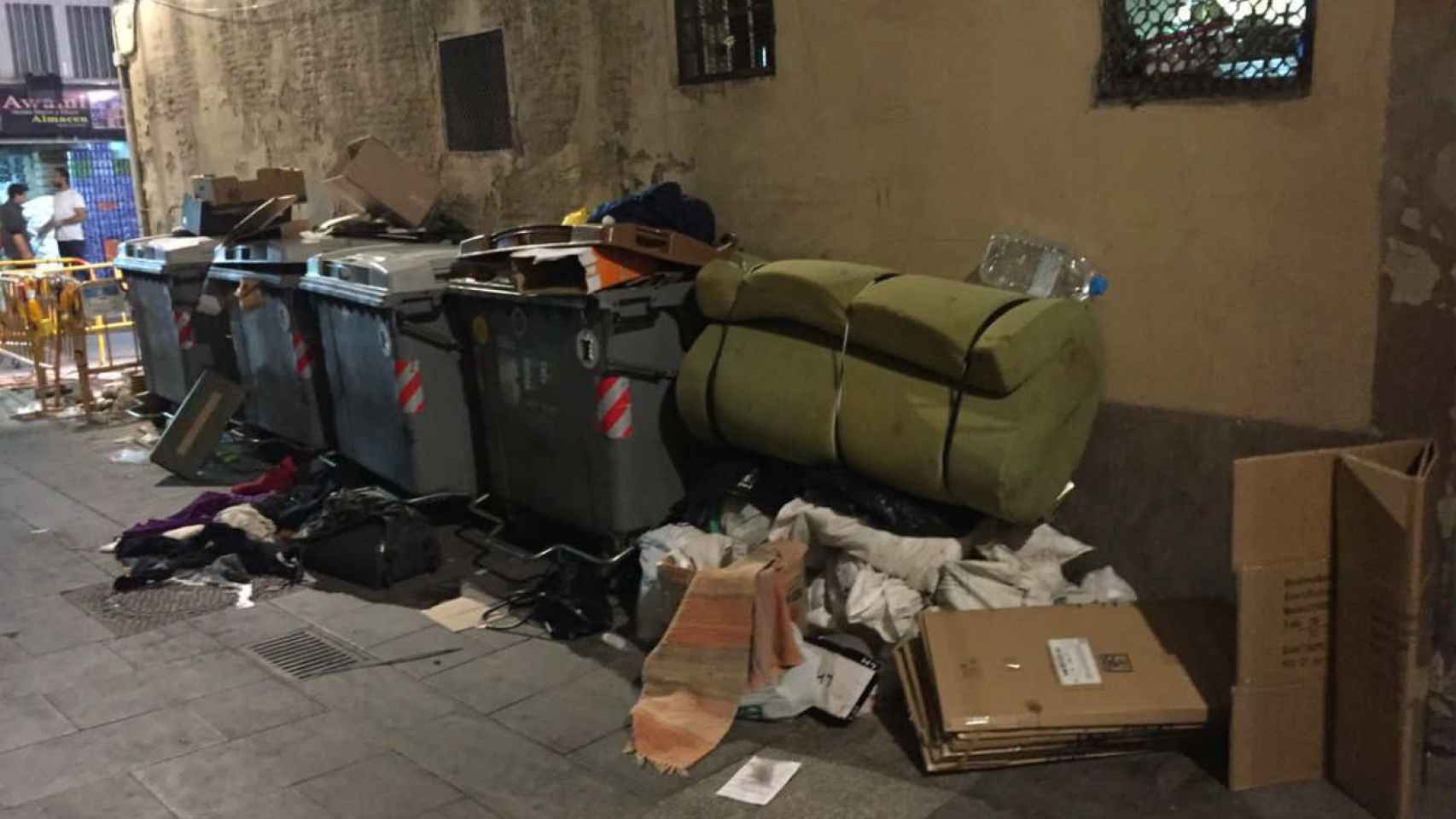 Acumulación de la basuras en la calle Dels Salvador del Raval / @carmeloblazquez