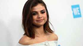 Selena Gomez posando en la red carpet
