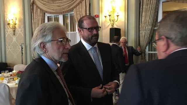 Josep Sánchez Llibre dialogando con empresarios tras la presentación de su candidatura / PABLO ALEGRE