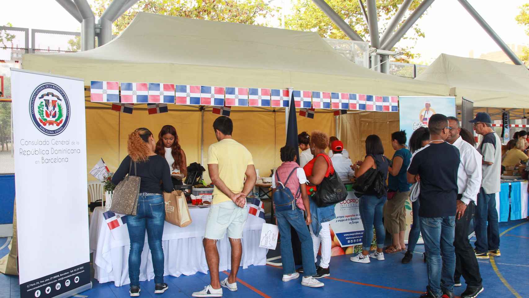 El stand de la República Dominicana ha estado muy concurrido durante el torneo Consular / HUGO FERNÁNDEZ