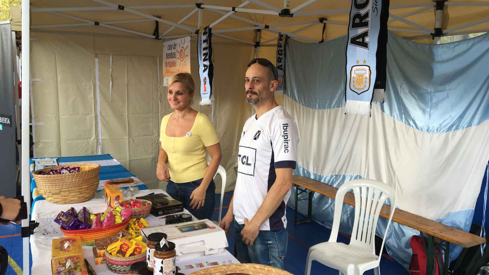 Sandra y Cristian, en el stand de Argentina durante la fiesta del torneo Consular de fútbol entre países americanos