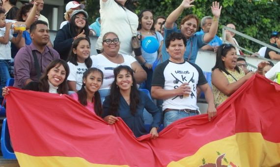 Bolivianos y peruanos en las gradas del torneo Consular / HUGO FERNÁNDEZ