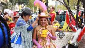 Agrupaciones de diferentes países latinoamericanos han participado en Barcelona en el Día de la Hispanidad / HUGO FERNÁNDEZ