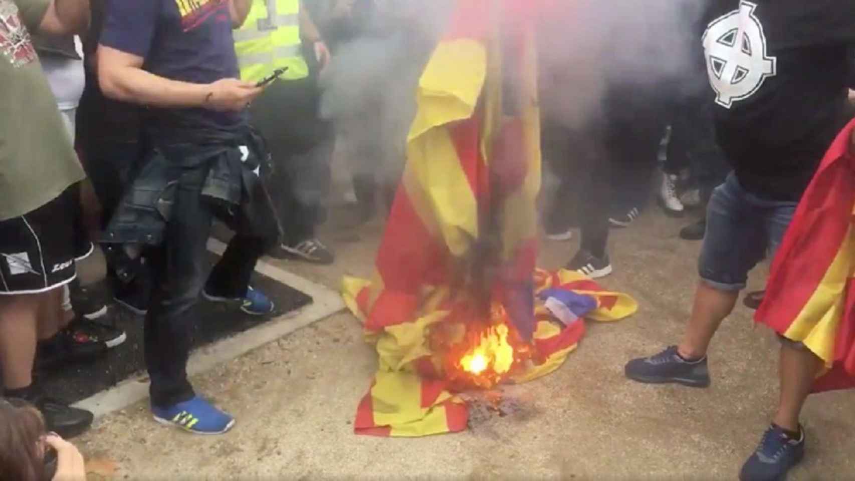 Los manifestantes han quemado una 'estelada' / Twitter