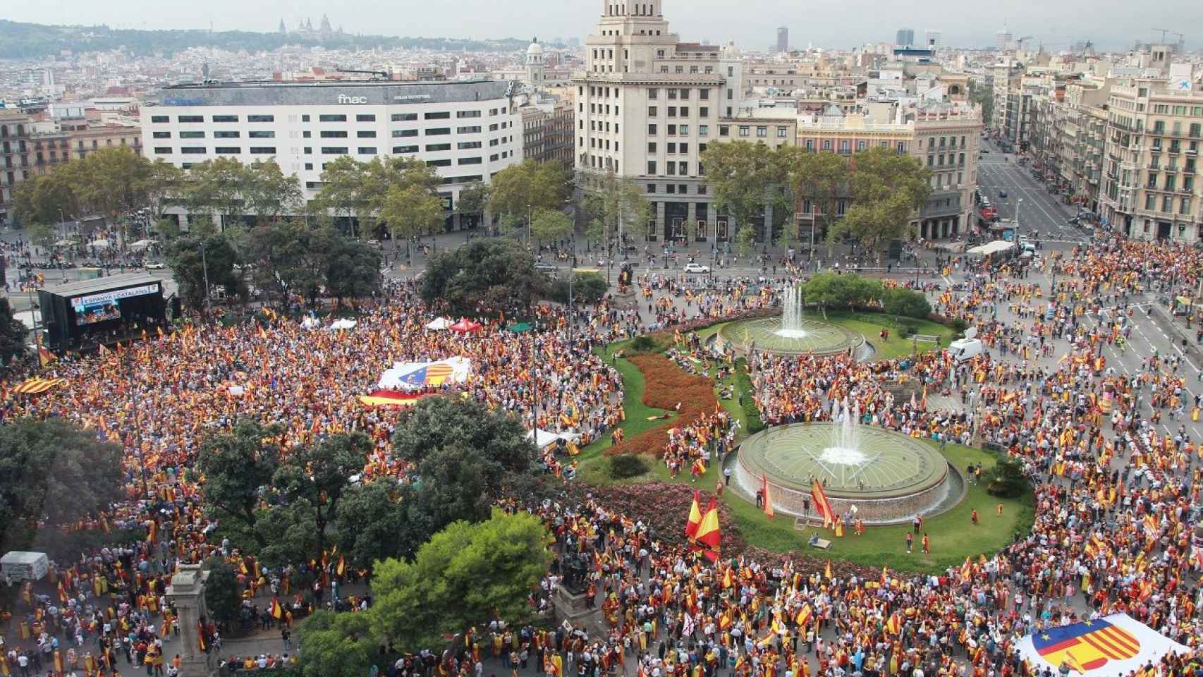 Imagen del momento en que los primeros manifestantes llegados de Paseo de Gracia confluyen en la plaza Catalunya / HUGO FERNÁNDEZ