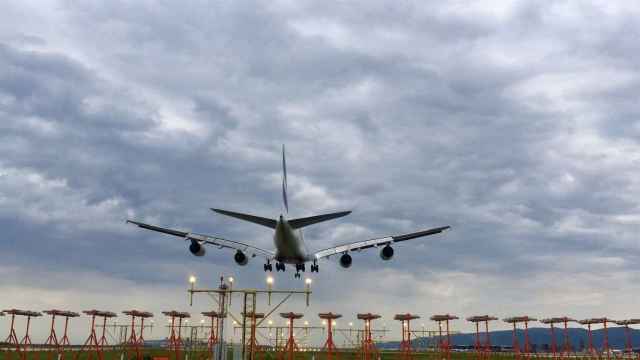 Avión aterrizando en el aeropuerto de Barcelona El Prat / EUROPA PRESS