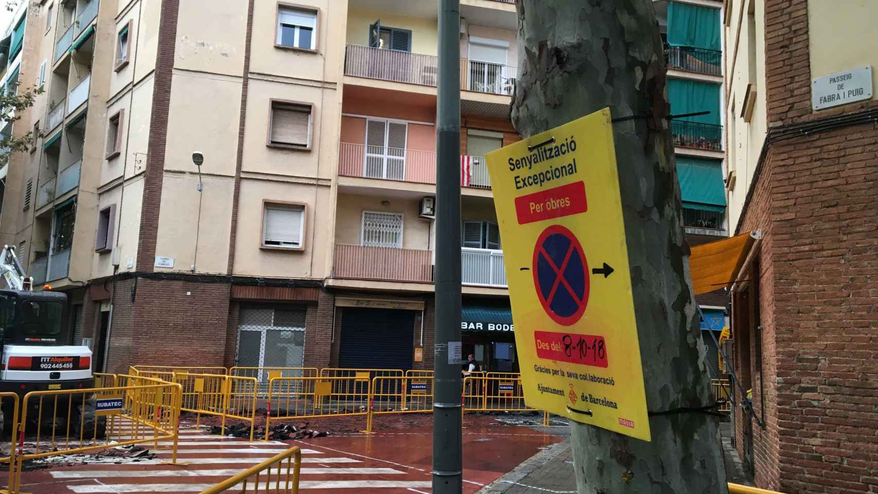 Obras en el acceso a la calle Canigó del barrio de Horta / P. A.