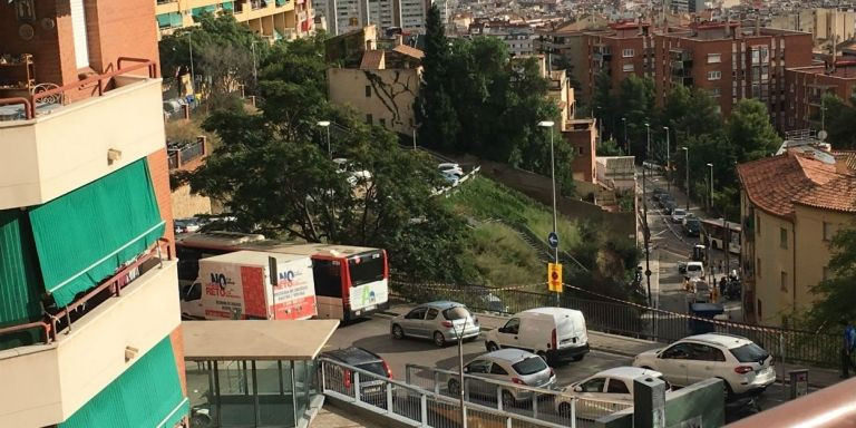 Atasco de un bus 24 en la calle Albert Llanas / MIKI