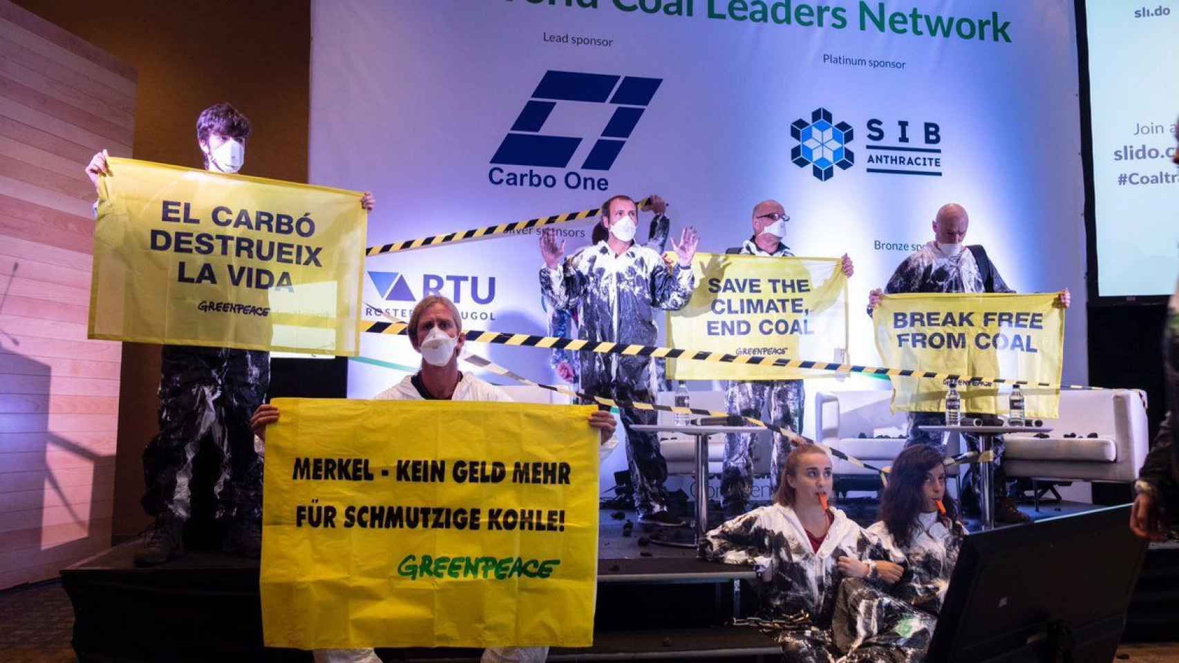Los activistas de de Greenpeace en su acción durante la conferencia del carbón en BCN / TWITTER GREENPEACE ESPAÑA