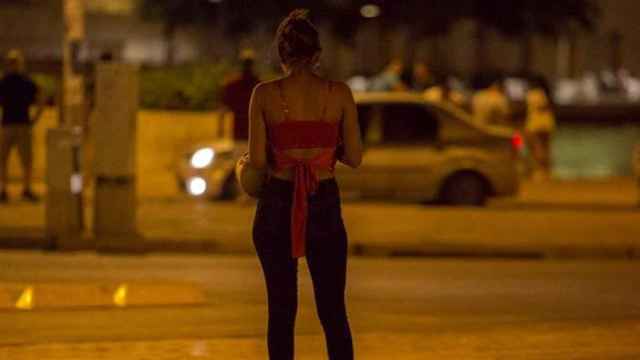 Una de las trabajadoras sexuales en la vía pública / EFE