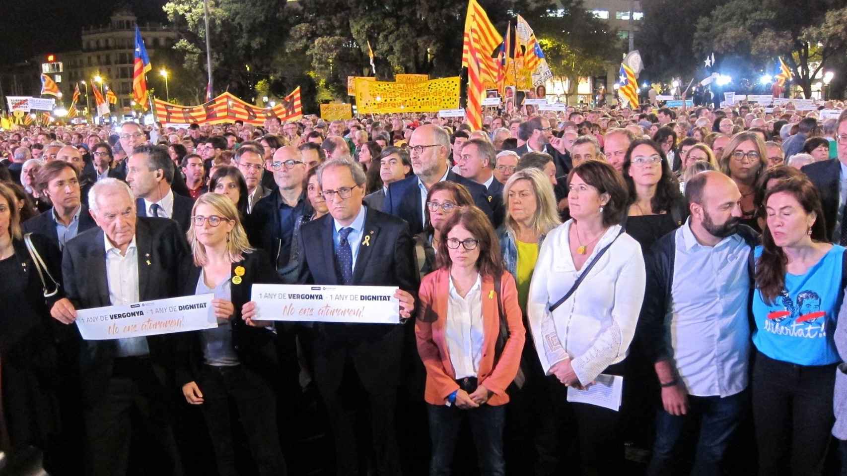 Diversos políticos y representantes del independentismo, durante el acto por los 'Jordis' en plaza Catalunya / EP