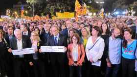 Diversos políticos y representantes del independentismo, durante el acto por los 'Jordis' en plaza Catalunya / EP